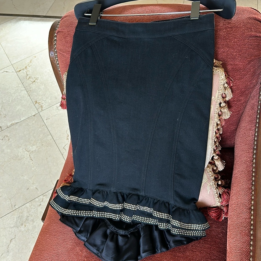 Beautiful denim knee length skirt with the zipper in the back.